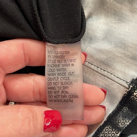 Peter Nygard black and light gray V neck blouse. Size XL - Picture 9 of 9